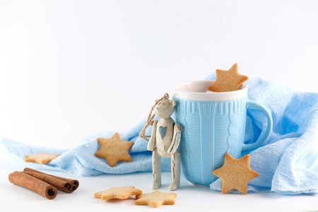 蓝色杯子, 姜饼和木熊在白色背景。圣诞作文