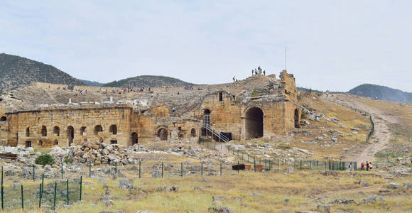 古城被毁坏的建筑被游客检查和拍照