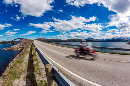 骑自行车的人在挪威的大西洋公路上行驶。大西洋路或大西洋路 Atlanterhavsveien 被授予了作为世纪的挪威建筑的标