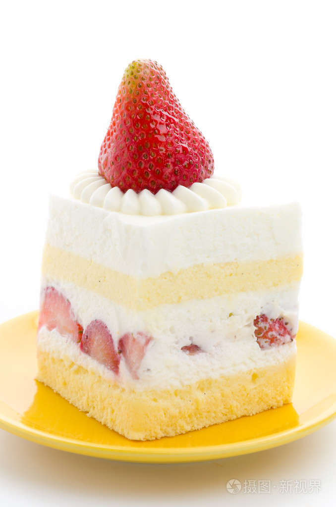 在白色背景上孤立的草莓芝士蛋糕