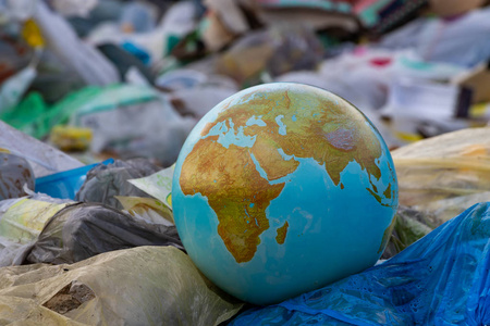 塑料袋行星地球。全球垃圾收集。我们来吧清除塑料碎片行星