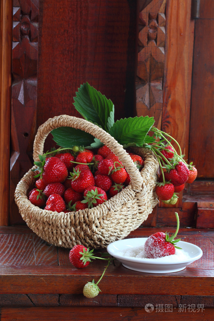 新鲜草莓在汪洋的篮子里