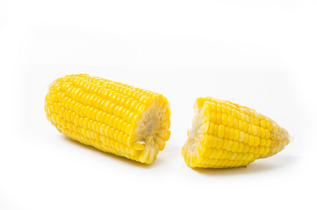 孤立在白色的煮的玉米
