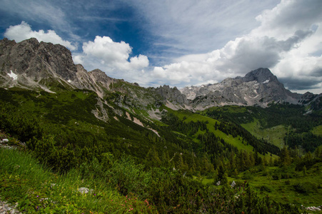 美丽的山风景在奥地利