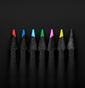 漂亮的彩色黑色铅笔一套