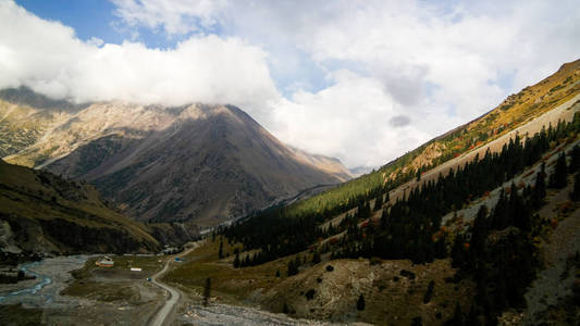 JetiOguz, Barskoon河峡Sarymoynak 的蛇纹石路