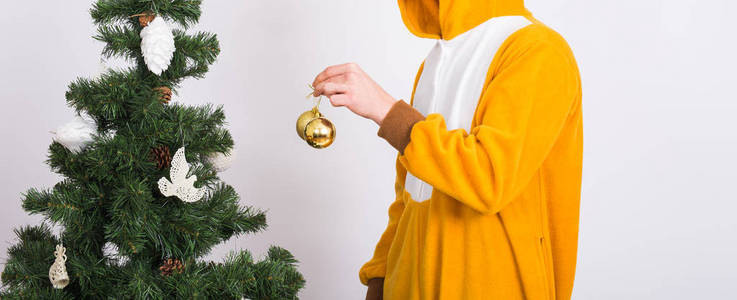 笑话, 圣诞节, 人的概念男子在鹿服装装饰圣诞树上白色背景