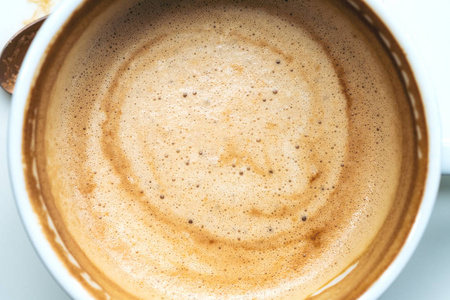 关闭白色淤泥中热咖啡的图像图片
