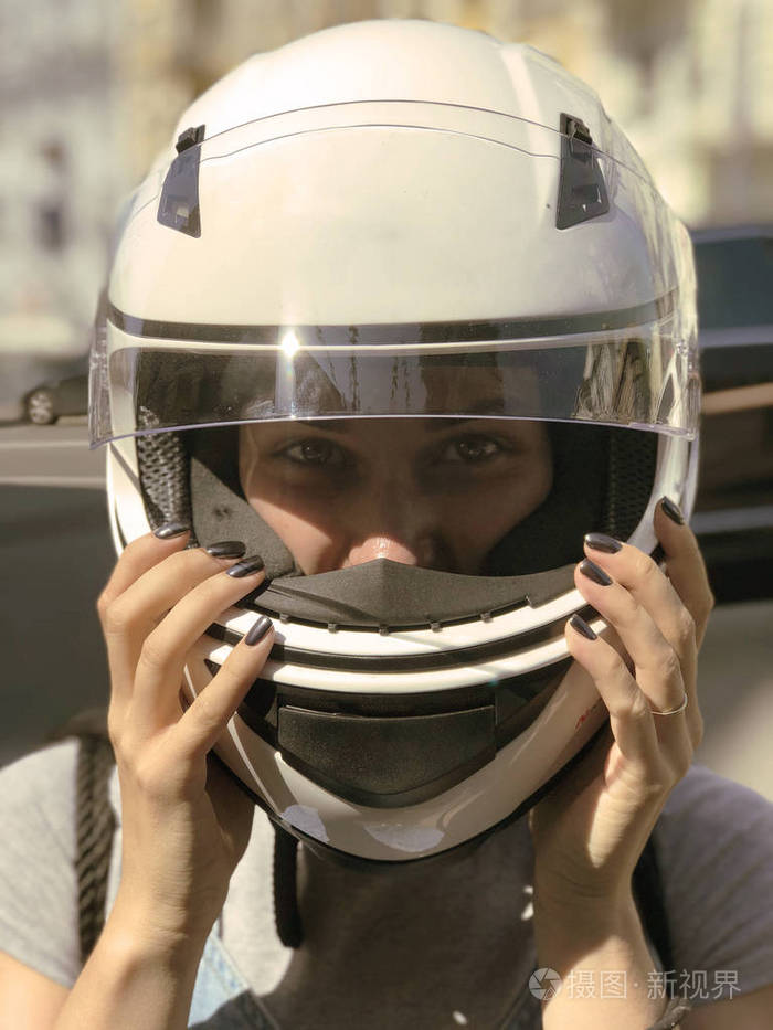 头盔里的那个女孩戴着头盔的女孩的肖像美丽的女孩在头盔