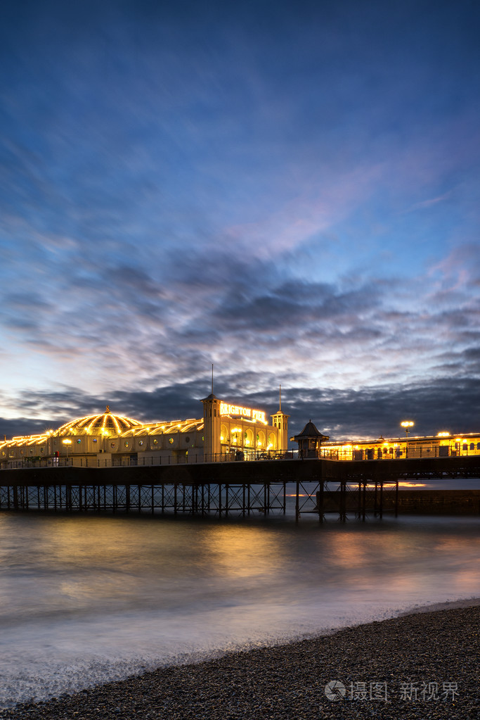 冬季日落长时间曝光在布莱顿码头