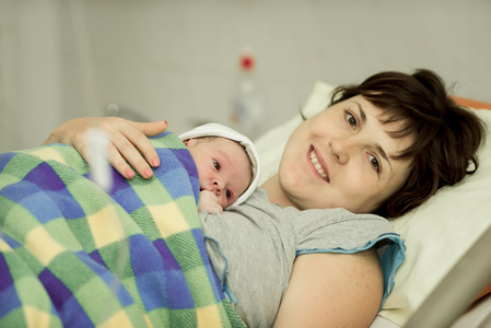 出生后有新生儿的幸福女人图片