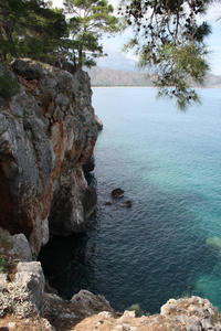 在晴朗的日子里, 蓝色大海的岩石海岸的风景如画的景色