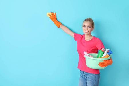 妇女在手套清洗颜色墙壁与抹布