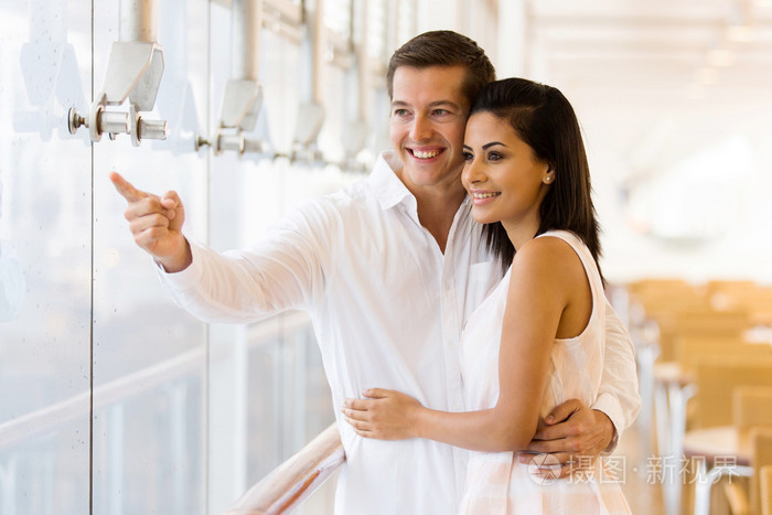 可爱的情侣拥抱