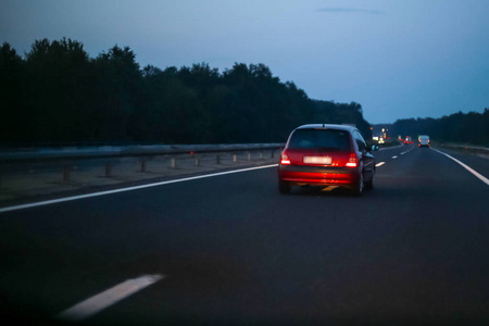 日落时汽车行驶在高速公路上照片