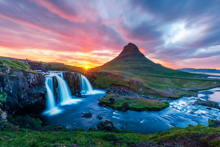 kirkjufellsfoss 瀑布上的七彩日出照片