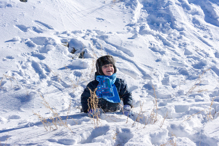 在雪中玩耍的小男孩