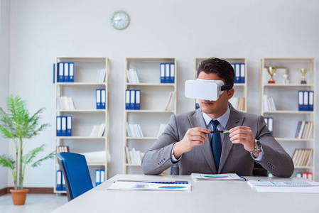 办公室里有虚拟现实眼镜的商人