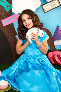 长的漂亮的小女孩听到兔子蓝色连衣裙