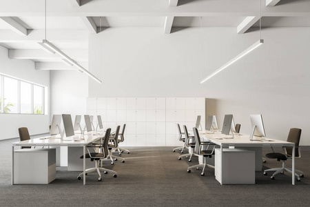 公司办公室内部有灰色地毯和一排白色电脑桌.