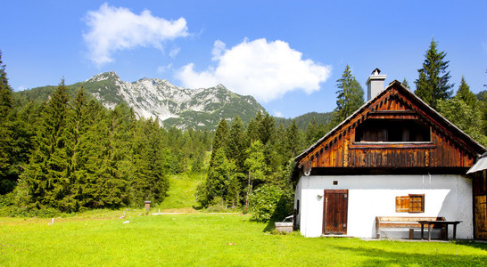 阿尔卑斯山景观间木房子里