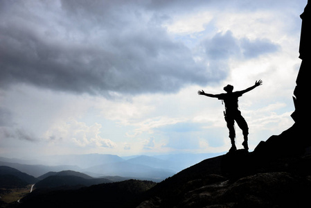 成功的登山和骄傲的人照片