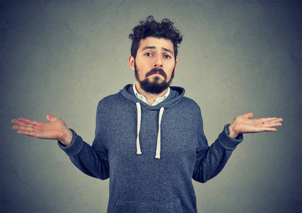 有罪肩膀无知和傲慢.