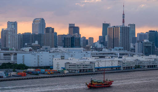 夕阳下的东京城市夜景