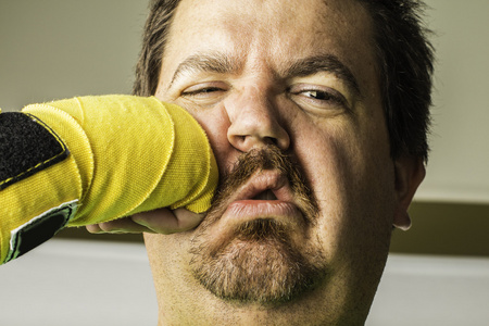 男生被打脸头像图片