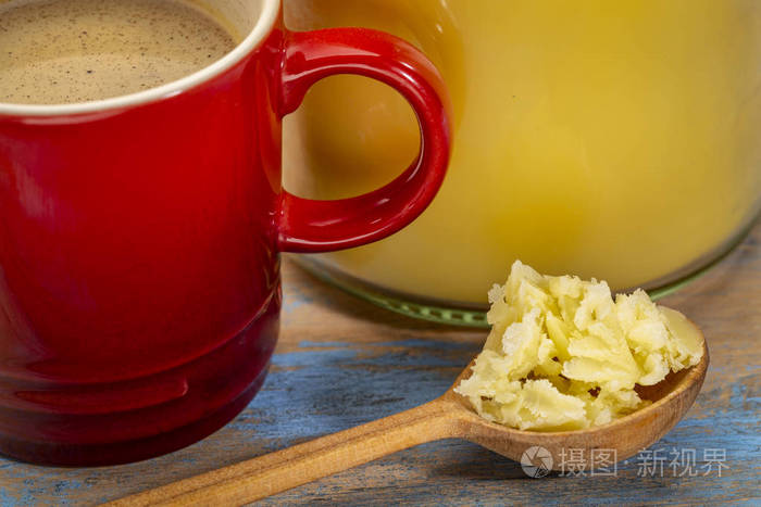 一杯新鲜的脂肪咖啡与盖伊澄清黄油生酮饮食的概念