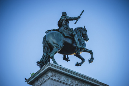 雕塑的国王骑马