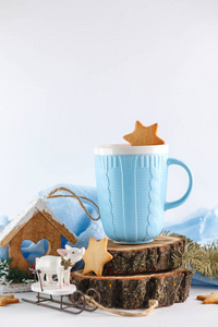 蓝色杯子, 姜饼干和白色背景上的圣诞符号。2018年新年的组成