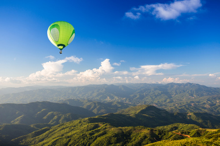 热气球在山