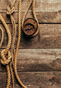 船舶绳索和木背景上指南针图片