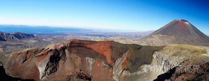 徒步旅行汤加里罗高山横穿, 看法山末日 登上鲁霍伊山 和红色陨石坑, 新西兰