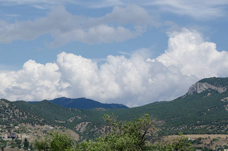 在克里米亚山谷的高山风景之上美丽的天空。圣乔治山