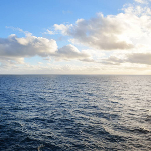 海景。美丽的晚霞与开放的波罗地海的视图