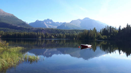 小船在早晨山湖