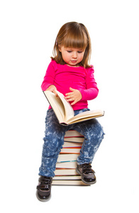 坐在书堆上的小女孩