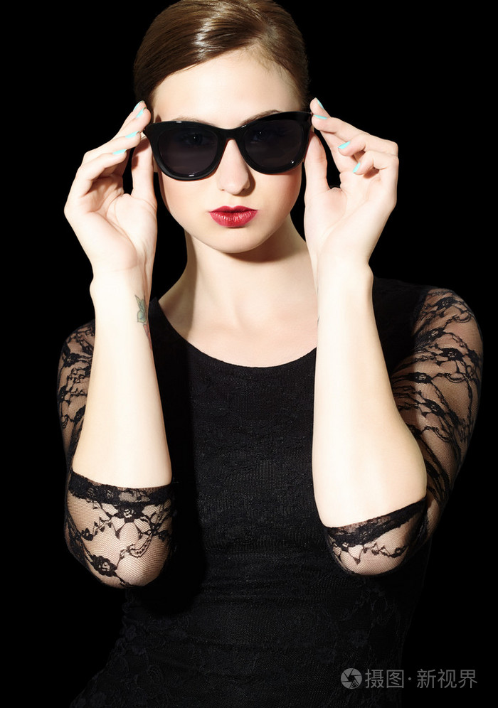 黑眼镜的女人