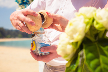 异国情调砂婚礼在海滩上的美丽昂贵的装饰品，装饰环手形状的心亚洲风格泰国