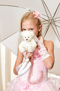 小女孩拿着伞和婚礼泰迪熊图片