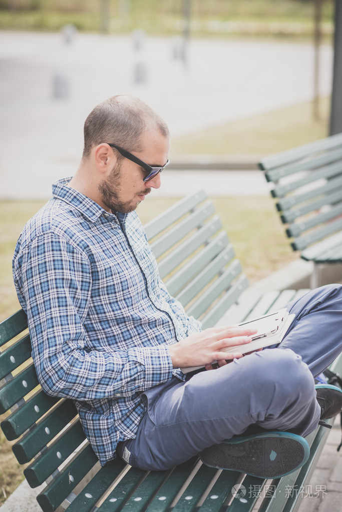 现代人使用平板电脑