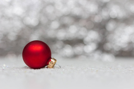 红球圣诞玩具在节日灯光的背景下近在咫尺。带文本空间的圣诞节背景