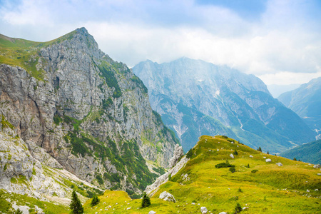 鞍部山脊山谷山峰图片