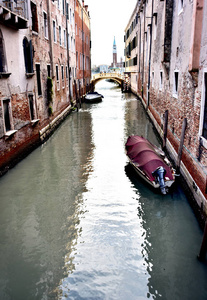 威尼斯水通道在大厦与小船之间