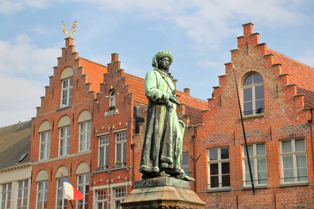 艾克的雕像与遗产大厦, 位于1月面包车艾克广场, 布鲁日, 比利时