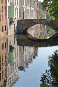 Augustijnenrei 运河上的 Torenbrug 桥与比利时布鲁日五颜六色的门面反射