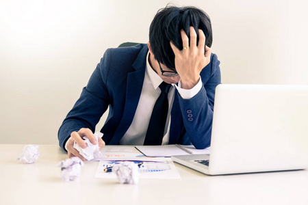 郁闷的失败和疲惫的商人在办公室里迟到的伤心和解决问题。在会议室里。工作危机概念的强调与担忧