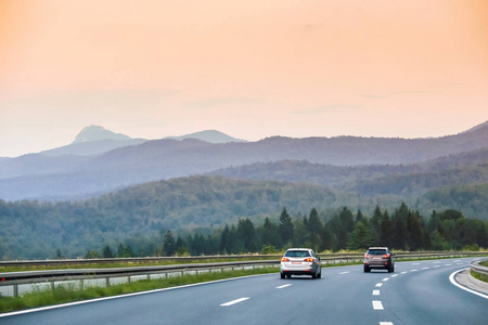 汽车驾驶在高速公路从里耶卡到萨格勒布与 Gorski 住宿森林在背景在克罗地亚